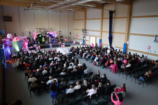 Dzień Kobiet w Leśniowicach. Pani bawiły się z zespołem Cookies Band cz. II [GALERIA ZDJĘĆ]