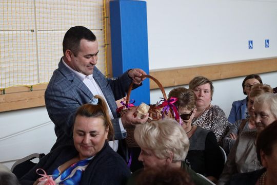 Dzień Kobiet w Leśniowicach. Pani bawiły się z zespołem Cookies Band cz. II [GALERIA ZDJĘĆ]