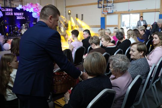 Dzień Kobiet w Leśniowicach. Pani bawiły się z zespołem Cookies Band cz. II [GALERIA ZDJĘĆ]