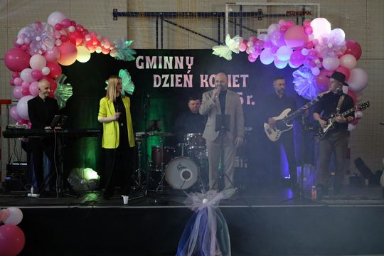 Dzień Kobiet w Leśniowicach. Pani bawiły się z zespołem Cookies Band cz. II [GALERIA ZDJĘĆ]