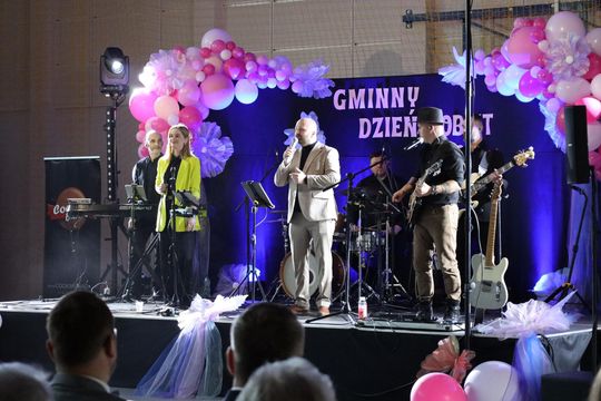 Dzień Kobiet w Leśniowicach. Pani bawiły się z zespołem Cookies Band cz. II [GALERIA ZDJĘĆ]