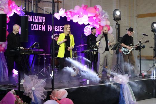 Dzień Kobiet w Leśniowicach. Pani bawiły się z zespołem Cookies Band cz. II [GALERIA ZDJĘĆ]