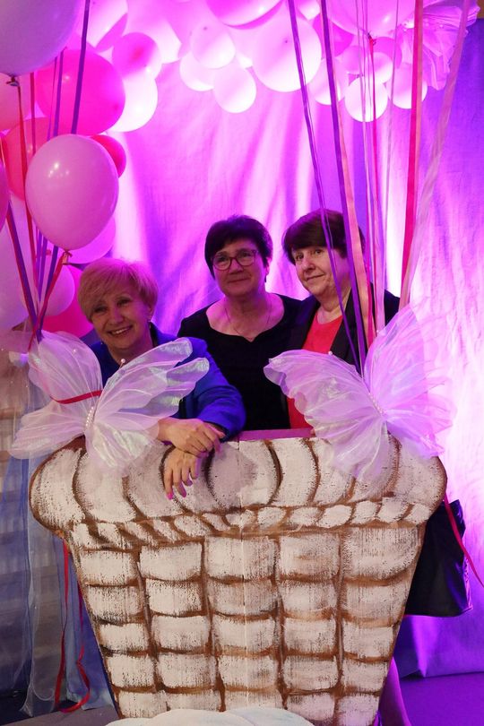 Dzień Kobiet w Leśniowicach. Pani bawiły się z zespołem Cookies Band cz. II [GALERIA ZDJĘĆ]