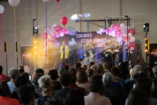 Dzień Kobiet w Leśniowicach. Pani bawiły się z zespołem Cookies Band cz. II [GALERIA ZDJĘĆ]