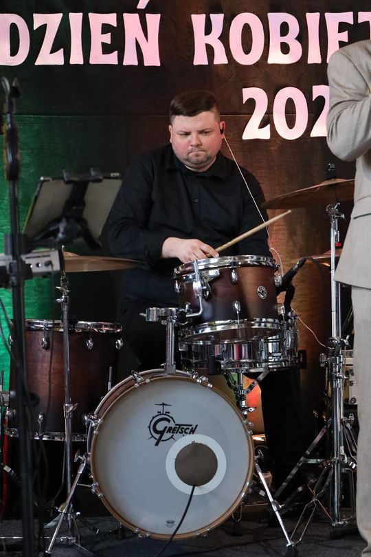 Dzień Kobiet w Leśniowicach. Pani bawiły się z zespołem Cookies Band cz. II [GALERIA ZDJĘĆ]