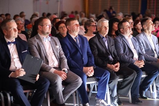 Dzień Kobiet w Leśniowicach. Pani bawiły się z zespołem Cookies Band cz. II [GALERIA ZDJĘĆ]