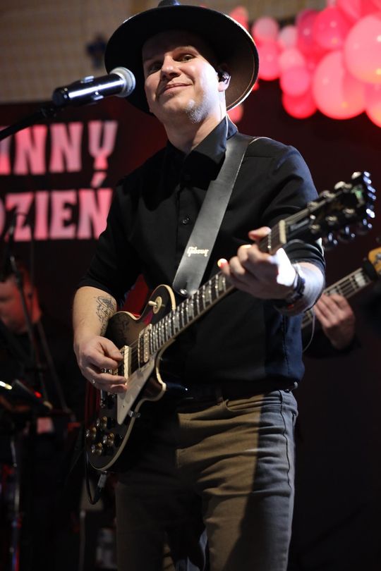 Dzień Kobiet w Leśniowicach. Pani bawiły się z zespołem Cookies Band cz. II [GALERIA ZDJĘĆ]