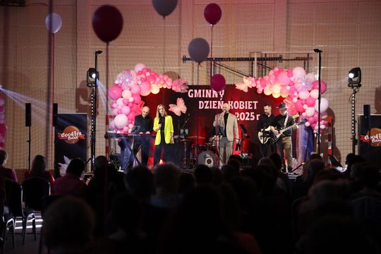 Dzień Kobiet w Leśniowicach. Pani bawiły się z zespołem Cookies Band cz. II [GALERIA ZDJĘĆ]