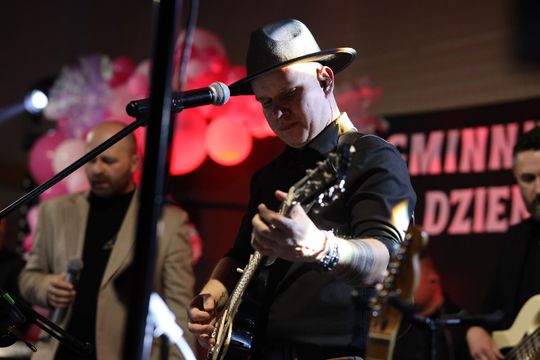 Dzień Kobiet w Leśniowicach. Pani bawiły się z zespołem Cookies Band cz. II [GALERIA ZDJĘĆ]