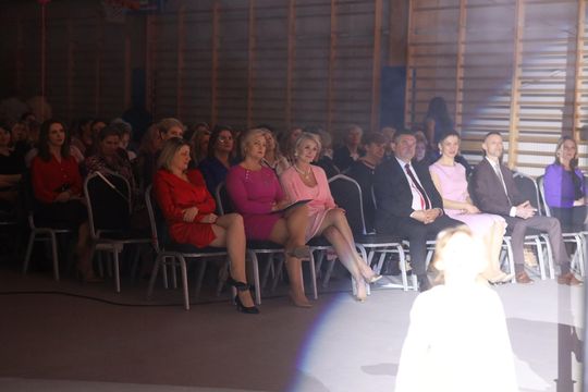 Dzień Kobiet w Leśniowicach. Pani bawiły się z zespołem Cookies Band cz. II [GALERIA ZDJĘĆ]