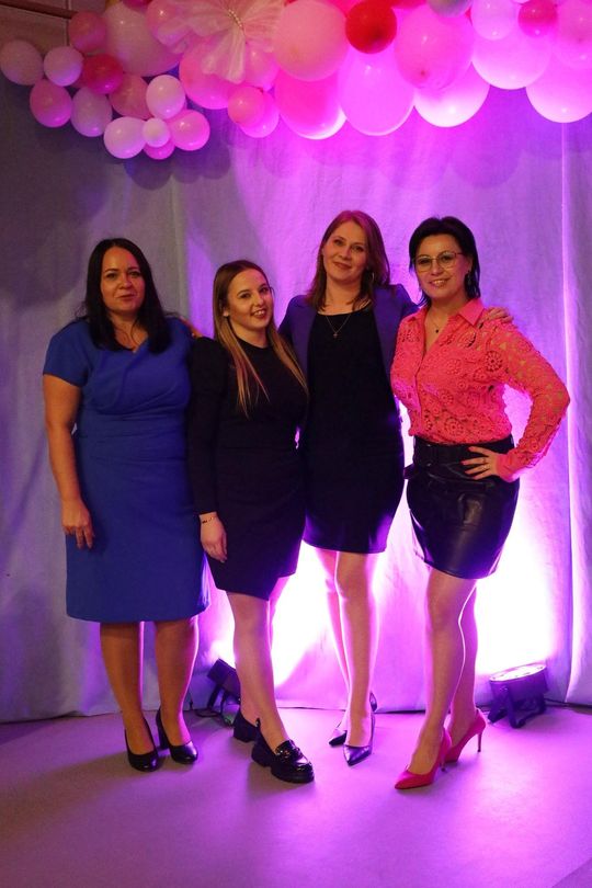 Dzień Kobiet w Leśniowicach. Pani bawiły się z zespołem Cookies Band cz. II [GALERIA ZDJĘĆ]