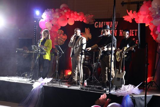 Dzień Kobiet w Leśniowicach. Pani bawiły się z zespołem Cookies Band cz. II [GALERIA ZDJĘĆ]