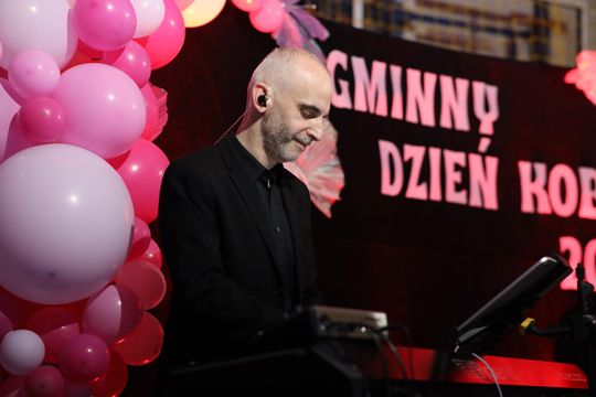 Dzień Kobiet w Leśniowicach. Pani bawiły się z zespołem Cookies Band cz. II [GALERIA ZDJĘĆ]