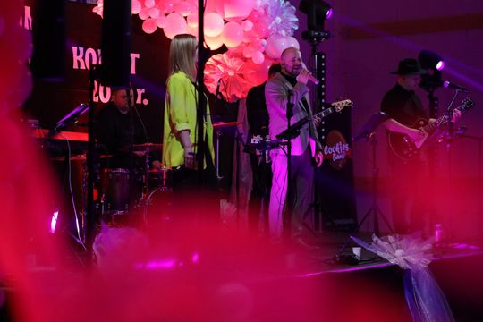 Dzień Kobiet w Leśniowicach. Pani bawiły się z zespołem Cookies Band cz. II [GALERIA ZDJĘĆ]