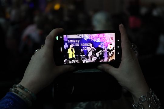 Dzień Kobiet w Leśniowicach. Pani bawiły się z zespołem Cookies Band cz. II [GALERIA ZDJĘĆ]