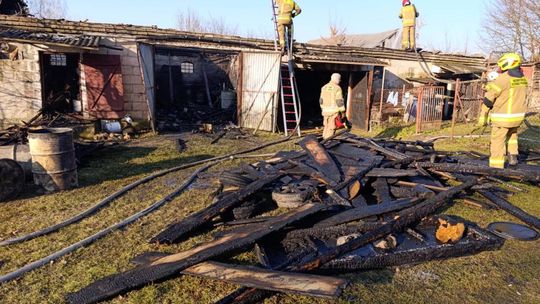 Pożar garażu w Czułczycach. Strażacy walczyli z ogniem ponad dwie godziny [ZDJĘCIA]
