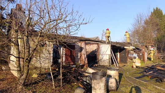 Pożar garażu w Czułczycach. Strażacy walczyli z ogniem ponad dwie godziny [ZDJĘCIA]