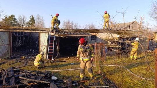 Pożar garażu w Czułczycach. Strażacy walczyli z ogniem ponad dwie godziny [ZDJĘCIA]