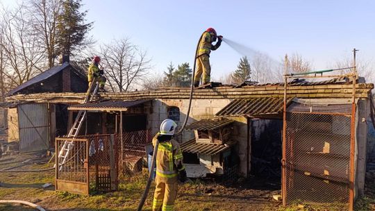 Pożar garażu w Czułczycach. Strażacy walczyli z ogniem ponad dwie godziny [ZDJĘCIA]