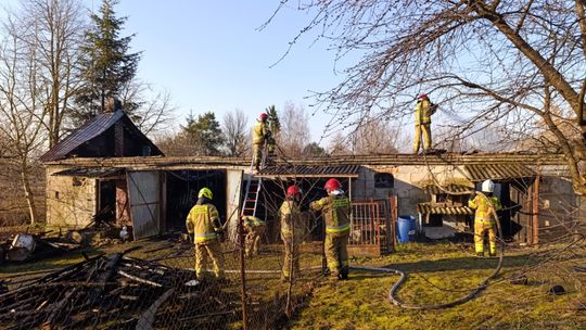 Pożar garażu w Czułczycach. Strażacy walczyli z ogniem ponad dwie godziny [ZDJĘCIA]