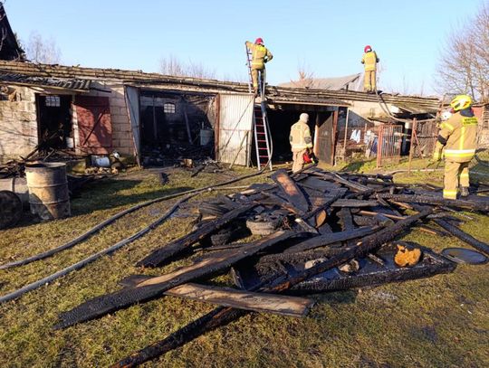 Pożar garażu w Czułczycach. Strażacy walczyli z ogniem ponad dwie godziny [ZDJĘCIA]