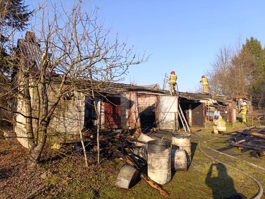 Pożar garażu w Czułczycach. Strażacy walczyli z ogniem ponad dwie godziny [ZDJĘCIA]