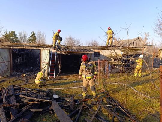 Pożar garażu w Czułczycach. Strażacy walczyli z ogniem ponad dwie godziny [ZDJĘCIA]