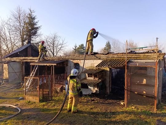 Pożar garażu w Czułczycach. Strażacy walczyli z ogniem ponad dwie godziny [ZDJĘCIA]