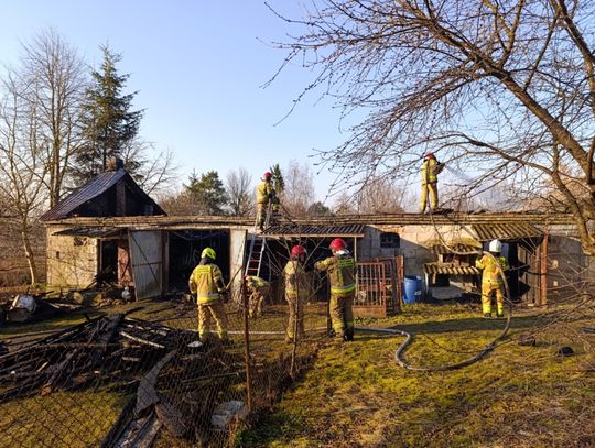 Pożar garażu w Czułczycach. Strażacy walczyli z ogniem ponad dwie godziny [ZDJĘCIA]