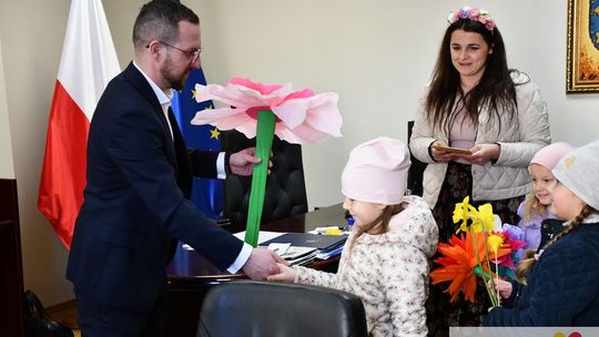 Przedszkolaki w Urzędzie Miasta Krasnystaw [GALERIA ZDJĘĆ]