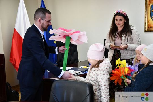Przedszkolaki w Urzędzie Miasta Krasnystaw [GALERIA ZDJĘĆ]