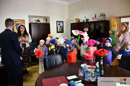 Przedszkolaki w Urzędzie Miasta Krasnystaw [GALERIA ZDJĘĆ]