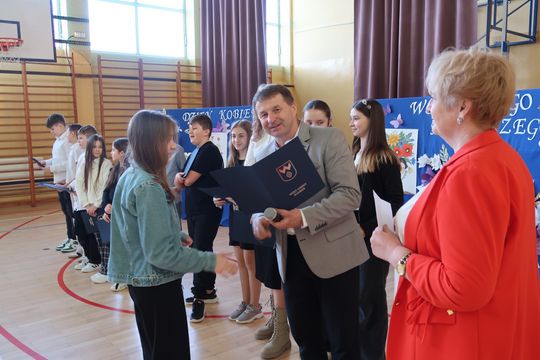 Gm. Kamień. Najlepsi uczniowie dostali od wójta stypendia [GALERIA ZDJĘĆ]