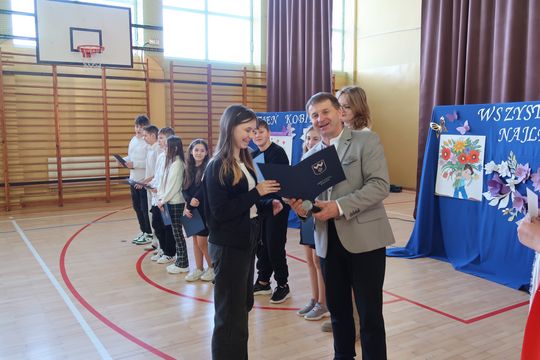 Gm. Kamień. Najlepsi uczniowie dostali od wójta stypendia [GALERIA ZDJĘĆ]