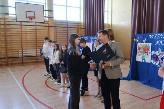 Gm. Kamień. Najlepsi uczniowie dostali od wójta stypendia [GALERIA ZDJĘĆ]