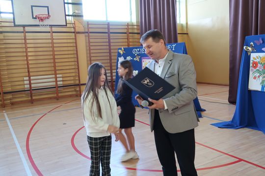 Gm. Kamień. Najlepsi uczniowie dostali od wójta stypendia [GALERIA ZDJĘĆ]