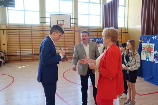 Gm. Kamień. Najlepsi uczniowie dostali od wójta stypendia [GALERIA ZDJĘĆ]