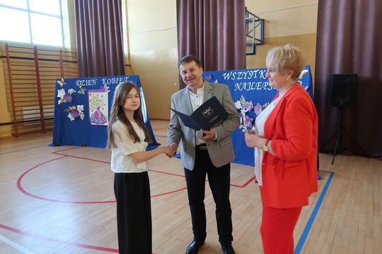 Gm. Kamień. Najlepsi uczniowie dostali od wójta stypendia [GALERIA ZDJĘĆ]