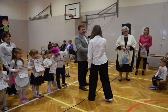 Gm. Kamień. Najlepsi uczniowie dostali od wójta stypendia [GALERIA ZDJĘĆ]