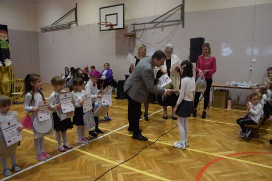 Gm. Kamień. Najlepsi uczniowie dostali od wójta stypendia [GALERIA ZDJĘĆ]