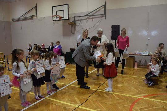 Gm. Kamień. Najlepsi uczniowie dostali od wójta stypendia [GALERIA ZDJĘĆ]