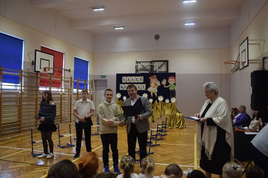 Gm. Kamień. Najlepsi uczniowie dostali od wójta stypendia [GALERIA ZDJĘĆ]