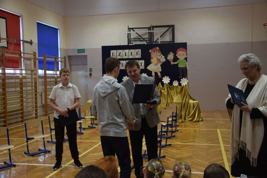 Gm. Kamień. Najlepsi uczniowie dostali od wójta stypendia [GALERIA ZDJĘĆ]