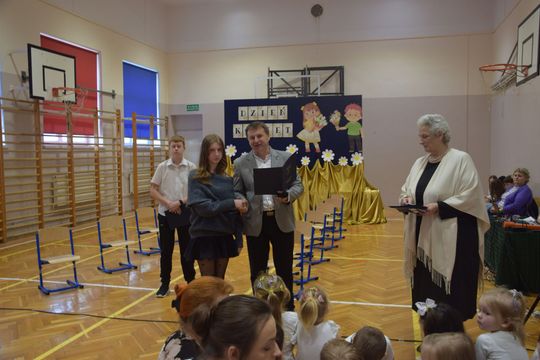 Gm. Kamień. Najlepsi uczniowie dostali od wójta stypendia [GALERIA ZDJĘĆ]