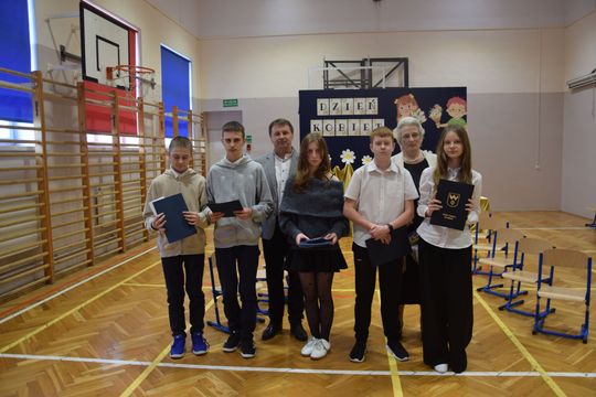 Gm. Kamień. Najlepsi uczniowie dostali od wójta stypendia [GALERIA ZDJĘĆ]