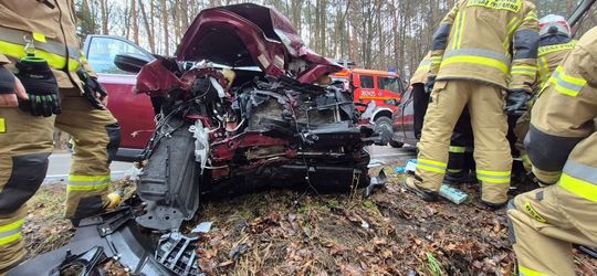 Tragiczny wypadek. Nie żyje 27-latka, która kierowała oplem [ZDJĘCIA]