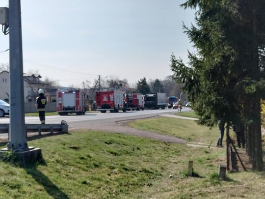 Pożar ciężarówki na drodze przed Izbicą [GALERIA ZDJĘĆ]