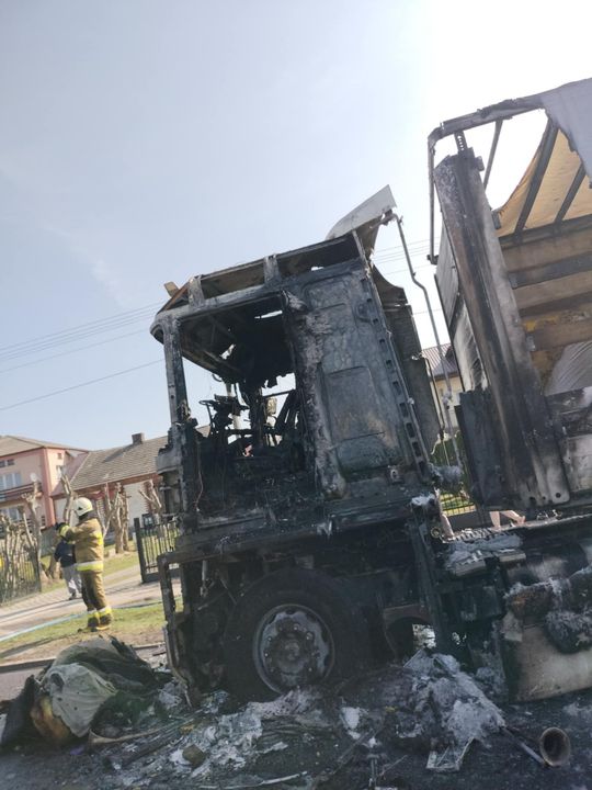 Pożar ciężarówki na drodze przed Izbicą [GALERIA ZDJĘĆ]