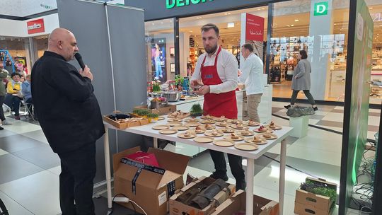 Mateusz Gessler gotował wielkanocne potrawy w Chełmie [GARLERIA ZDJĘĆ]