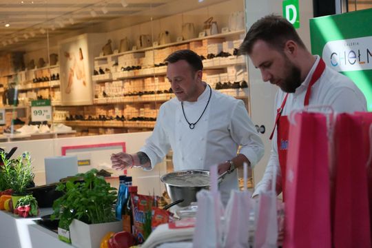 Mateusz Gessler gotował wielkanocne potrawy w Chełmie [GARLERIA ZDJĘĆ]